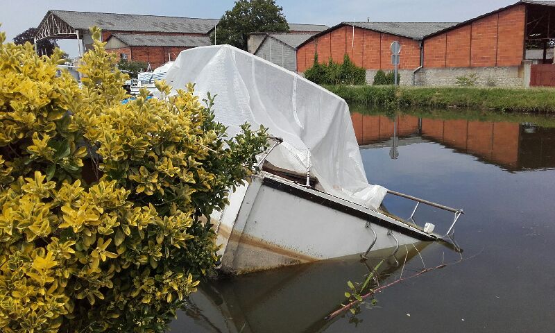 Drôle de position pour un bateau...