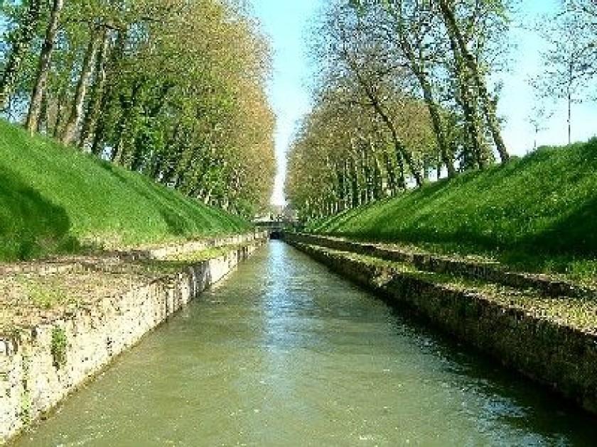 Le canal de Bourgogne, vue bucolique