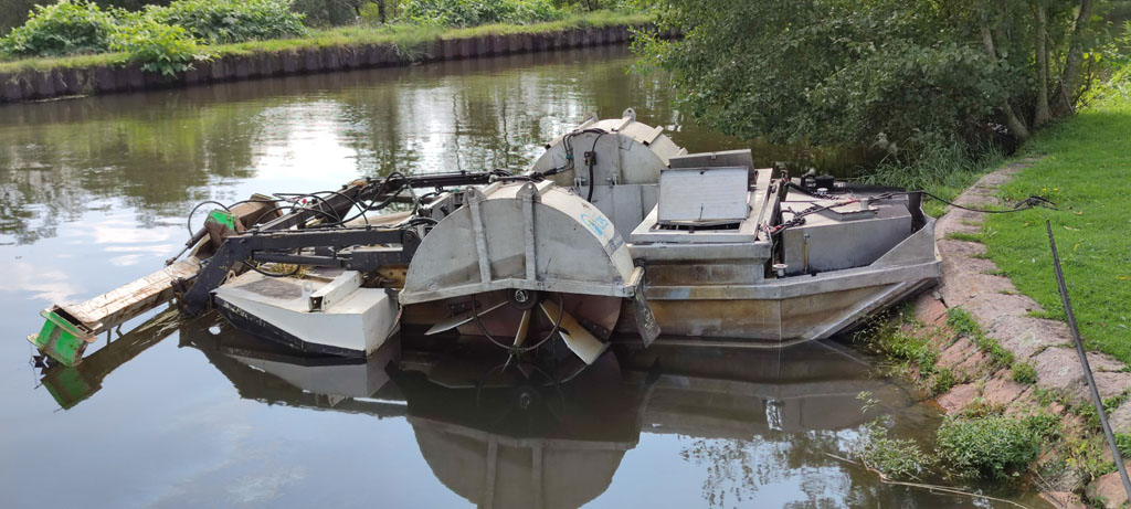 Faucardage dans le port de Briennon