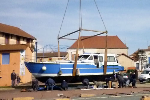 Mise en place d'un bateau sur cales