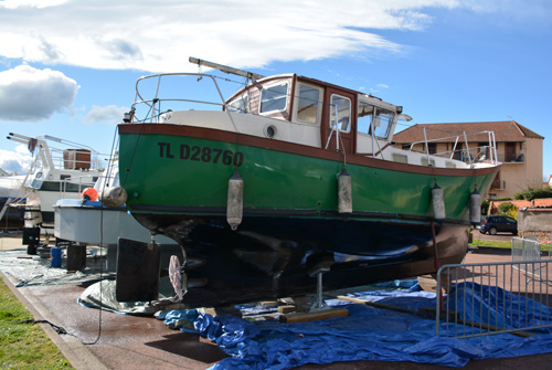 Travaux de réfection après sortie des bateaux. Lavage au karcher