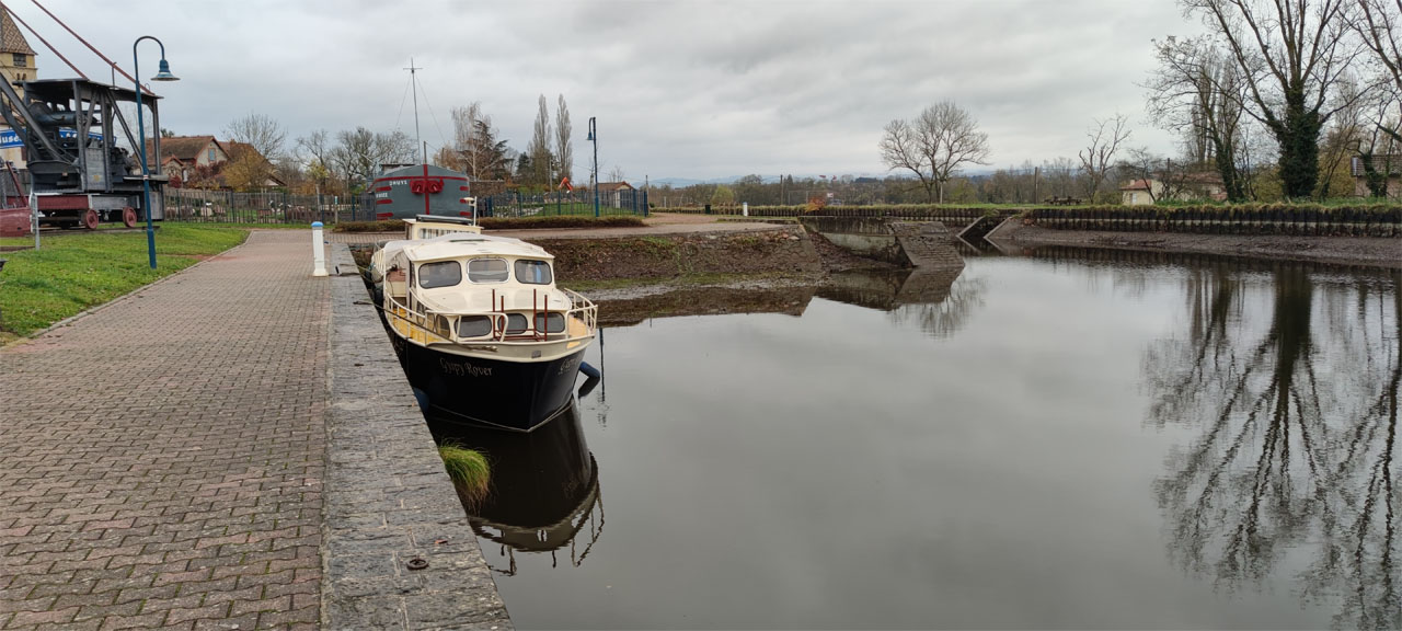 Niveau du canal dans le port de Briennon - 1m40