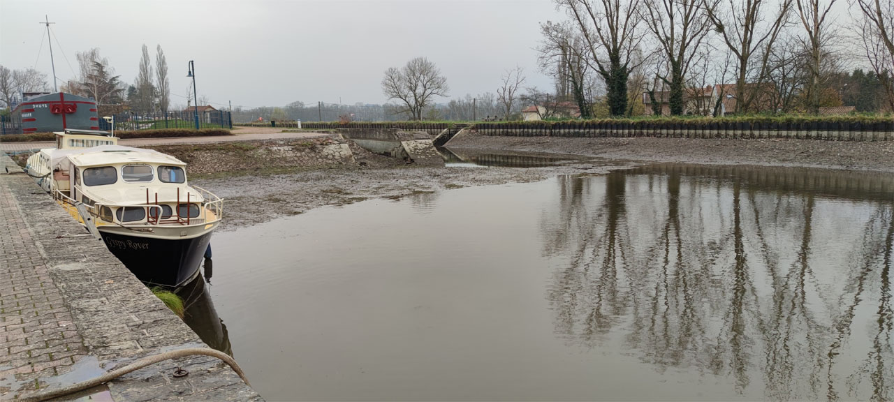 Niveau du canal dans le port de Briennon - 1m90